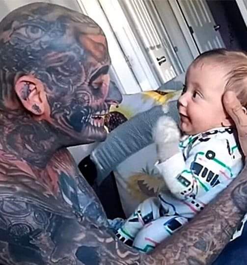 Dad Covered in Tattoos Marked as “Bad Father” Battles Everyday Prejudice